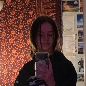 Meet your Posher, Larissa